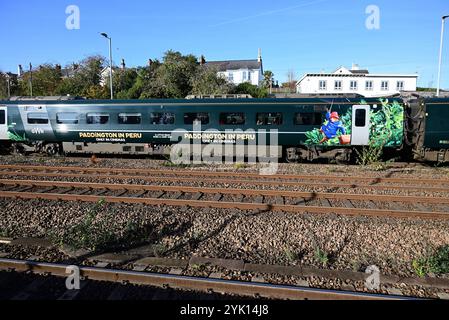 GWR Paddington in Peru bewarb die Veröffentlichung des dritten Paddington-Films, der hier am Bahnhof Totnes in South Devon zu sehen war. Stockfoto