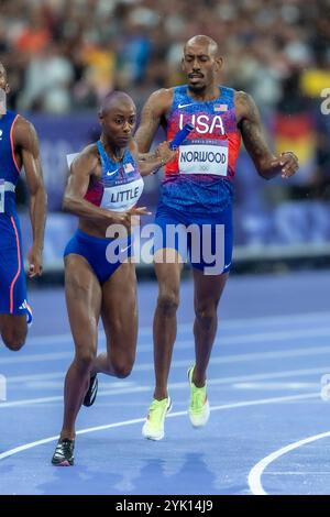 USA Vernon Norwood tritt an Shamier Little, während er bei den Olympischen Sommerspielen 2024 4 x 400 Meter Staffelfinale mischte. Stockfoto