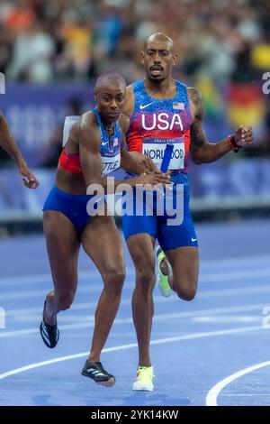 USA Vernon Norwood tritt an Shamier Little, während er bei den Olympischen Sommerspielen 2024 4 x 400 Meter Staffelfinale mischte. Stockfoto