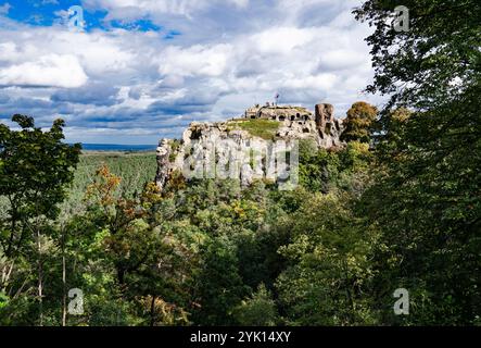 09. Oktober 2024, Sachsen-Anhalt, Blankenburg: Blick auf die Burgruine Regenstein. Foto: Hauke Schröder/dpa Stockfoto