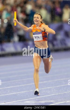 Femke Bol (NED) gewinnt bei den Olympischen Sommerspielen 2024 die Goldmedaille für das Team Niederlande im gemischten 4 x 400 Meter Staffelfinale. Stockfoto