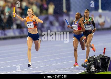 Femke Bol (NED) gewinnt bei den Olympischen Sommerspielen 2024 die Goldmedaille für das Team Niederlande im gemischten 4 x 400 Meter Staffelfinale. Stockfoto