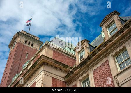 Die Staten Island Borough Hall wurde 1906 auf einem Hügel mit Blick auf den Hafen von NY erbaut. Carrère & Hastings entwarf das Wahrzeichen der französischen Renaissance Stockfoto