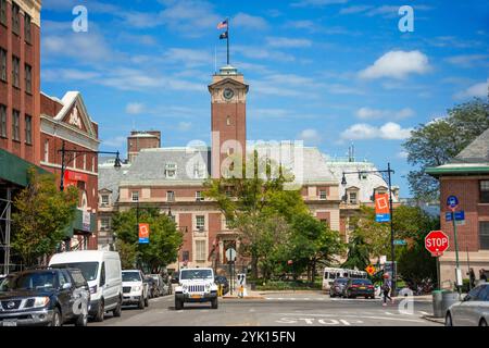 Die Staten Island Borough Hall wurde 1906 auf einem Hügel mit Blick auf den Hafen von NY erbaut. Carrère & Hastings entwarf das Wahrzeichen der französischen Renaissance Stockfoto