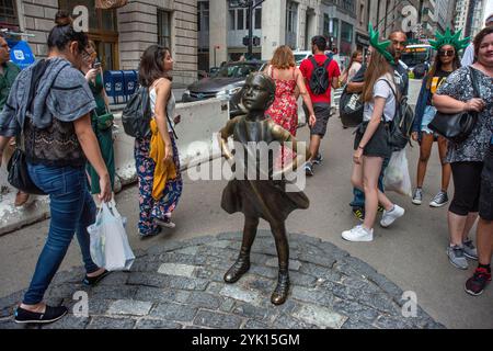 Touristen rund um die Fearless Girl Statue von Kristen Visbal, Downtown New York, New York City, Vereinigte Staaten von Amerika. Das furchtlose Mädchen ist ein bron Stockfoto