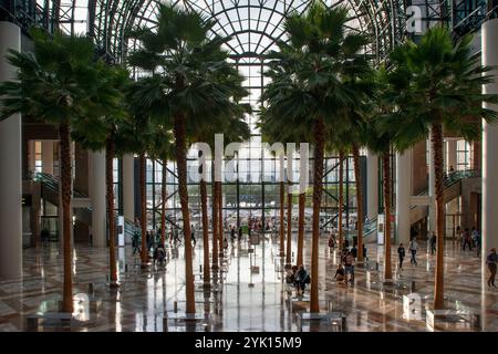 Das Atrium des Brookfield Place, Winter Garden, ist ein Pavillon mit Glasgewölbe, der die plaza rund um die North Cove Marina in Battery Park City dominiert. Stockfoto