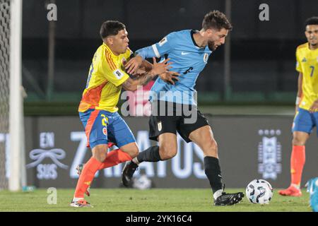 Montevideo, Uruguay - 16. November 2024: Die uruguayische Fußballnationalmannschaft tritt im historischen Estadio Centenario in einem heiß ersehnten Qualifikationsspiel für die Weltmeisterschaft gegen Kolumbien an. Beide Teams treten heftig an und zeigen ihr Können und ihre Entschlossenheit, während sie in den wettbewerbsfähigen südamerikanischen Qualifikationsspielen um entscheidende Punkte kämpfen. Das Stadion mit leidenschaftlichen Fans bietet eine elektrisierende Atmosphäre für diese Schlüsselbegegnung. (Foto: Gaston Britos/FocoUy/UNAR Photo) Foto: UNAR Photo/Alamy Live News Stockfoto