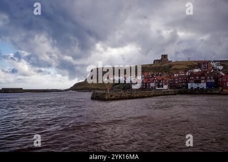 Sturmwolken ziehen über den äußeren Hafen von Whitby, England. Stockfoto