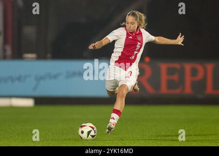 Amsterdam, Niederlande. November 2024. AMSTERDAM, NIEDERLANDE - 16. NOVEMBER: Danique Tolhoek von Ajax schießt den Ball während des Azerion Vrouwen Eredivisie Spiels zwischen Ajax und FC Utrecht im Sportpark de Toekomst am 16. November 2024 in Amsterdam. (Foto von Hans van der Valk/Orange Pictures) Credit: Orange Pics BV/Alamy Live News Stockfoto