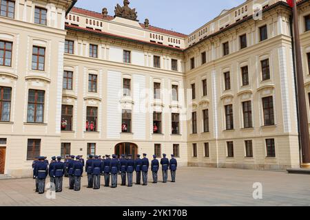 Prag, Tschechische Republik; 04 23 2024: Wachwechsel, Prager Burg. Stockfoto