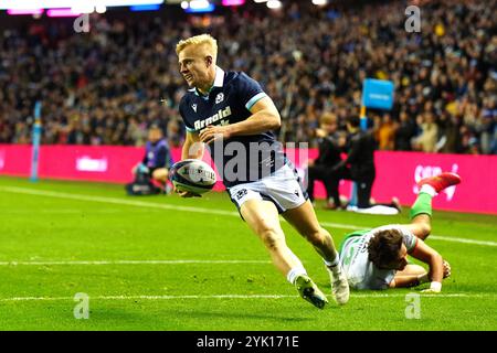 Der schottische Arron Reed erzielt den siebten Versuch des Spiels während des internationalen Spiels im Herbst im Scottish Gas Murrayfield Stadium in Edinburgh. Bilddatum: Samstag, 16. November 2024. Stockfoto