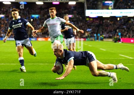 Der schottische Arron Reed erzielt den siebten Versuch des Spiels während des internationalen Spiels im Herbst im Scottish Gas Murrayfield Stadium in Edinburgh. Bilddatum: Samstag, 16. November 2024. Stockfoto