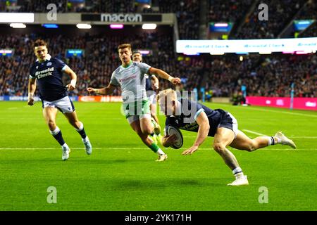 Der schottische Arron Reed erzielt den siebten Versuch des Spiels während des internationalen Spiels im Herbst im Scottish Gas Murrayfield Stadium in Edinburgh. Bilddatum: Samstag, 16. November 2024. Stockfoto