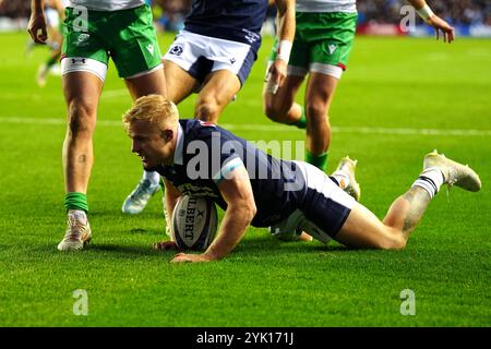 Der schottische Arron Reed erzielt den siebten Versuch des Spiels während des internationalen Spiels im Herbst im Scottish Gas Murrayfield Stadium in Edinburgh. Bilddatum: Samstag, 16. November 2024. Stockfoto