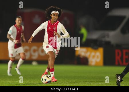 Amsterdam, Niederlande. November 2024. AMSTERDAM, NIEDERLANDE - 16. NOVEMBER: Lily Yohannes aus Ajax spielt mit dem Ball während des Azerion Vrouwen Eredivisie Spiels zwischen Ajax und FC Utrecht am 16. November 2024 im Sportpark de Toekomst in Amsterdam. (Foto von Hans van der Valk/Orange Pictures) Credit: Orange Pics BV/Alamy Live News Stockfoto