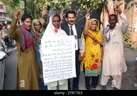 Die Bewohner von Matli halten am Samstag, den 16. November 2024, im Pressesaal von Hyderabad eine Protestdemonstration gegen die hohe Händigkeit einflussreicher Menschen ab. Stockfoto