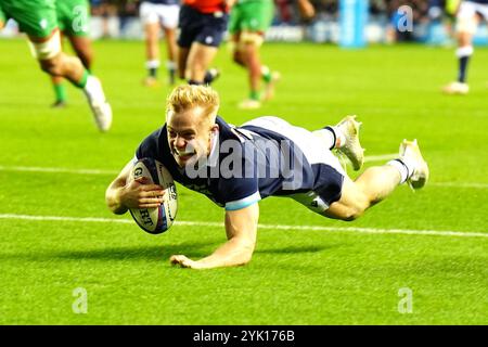 Der schottische Arron Reed erzielt den achten Versuch des Spiels während des internationalen Spiels im Herbst im Scottish Gas Murrayfield Stadium in Edinburgh. Bilddatum: Samstag, 16. November 2024. Stockfoto