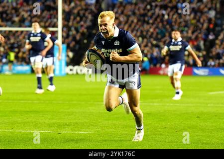 Der schottische Arron Reed erzielt den achten Versuch des Spiels während des internationalen Spiels im Herbst im Scottish Gas Murrayfield Stadium in Edinburgh. Bilddatum: Samstag, 16. November 2024. Stockfoto