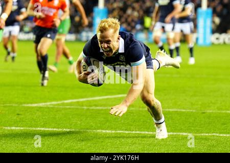 Der schottische Arron Reed erzielt den achten Versuch des Spiels während des internationalen Spiels im Herbst im Scottish Gas Murrayfield Stadium in Edinburgh. Bilddatum: Samstag, 16. November 2024. Stockfoto