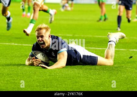 Der schottische Arron Reed erzielt den achten Versuch des Spiels während des internationalen Spiels im Herbst im Scottish Gas Murrayfield Stadium in Edinburgh. Bilddatum: Samstag, 16. November 2024. Stockfoto