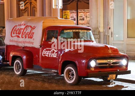 Red Ford Truck Fordomatic, Vintage American Pickup mit Coca Cola Werbeschild an Bord. Stockfoto