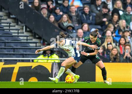 Emily Fox von Arsenal Women Challenges während des Women's Super League-Spiels zwischen Tottenham Hotspur Women und Arsenal Women im Tottenham Hotspur Stadium in London, England am 16. November 2024. Foto von Phil Hutchinson. Nur redaktionelle Verwendung, Lizenz für kommerzielle Nutzung erforderlich. Keine Verwendung bei Wetten, Spielen oder Publikationen eines einzelnen Clubs/einer Liga/eines Spielers. Quelle: UK Sports Pics Ltd/Alamy Live News Stockfoto