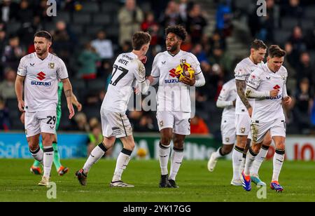 Milton Keynes Ellis Harrison (Mitte) feierte das zweite Tor ihrer Mannschaft im Spiel mit Teamkollegen während des Spiels der Sky Bet League Two im Stadium MK, Milton Keynes. Bilddatum: Samstag, 16. November 2024. Stockfoto