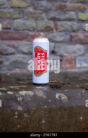 Eine Dose Stella Artois an einer Wand Stockfoto