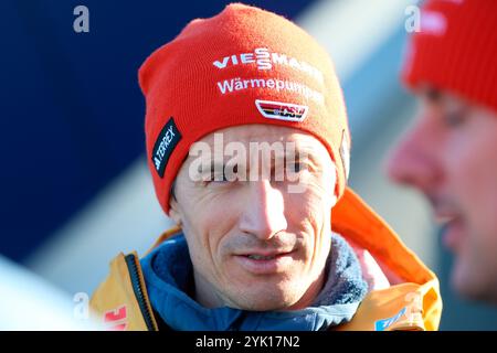 Hinterzarten, Deutschland. November 2024. Martin Schmitt (TV-Experte/Skisprung-Experte, Eurosport, Ex-Weltmeister) beim DSV-Jugendcup/Deutschlandpokal Skisprung Hinterzarten 2024 Credit: dpa/Alamy Live News Stockfoto