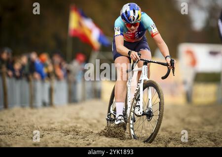 Merksplas, Belgien. November 2024. Die britische Zoe Backstedt wurde während des Damenrennens des Superprestige Merksplas Cyclocross-Events, der vierten Etappe (4/8) des Superprestige Cyclocross-Radrennwettbewerbs, am Samstag, den 16. November 2024 in Merksplas im Einsatz gezeigt. BELGA FOTO DAVID PINTENS Credit: Belga News Agency/Alamy Live News Stockfoto