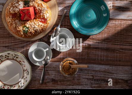 Blick von oben auf einen Snack mit „Roscón de Reyes“, ein typisches Süßes, das in Spanien zu Weihnachten und vor allem am Tag der drei Könige gegessen wird. Stockfoto