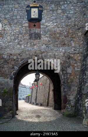 Opatow, Polen, 11. November 2023 Historisches Warschauer Tor, das zur Altstadt führt und im Mittelalter als Festung erbaut wurde Stockfoto