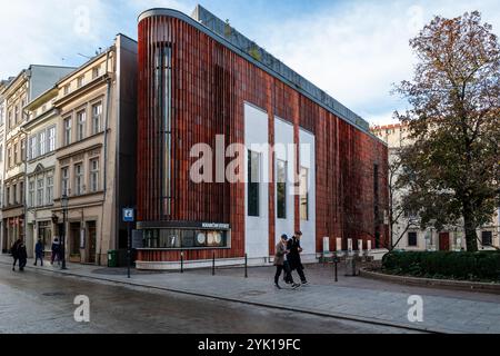 Krakau, Polen, 29. Oktober 2023 Moderne Architektur des Wyspianski-Pavillons mit Buntglasfenstern des berühmten Künstlers in der Grodzka-Straße Stockfoto