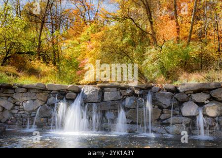 Wasserfall mit Herbstlaub Delaware County Vereinigte Staaten – farbenfrohe Landschaft mit Herbstlaub, Bäumen bei Tageslicht Stockfoto