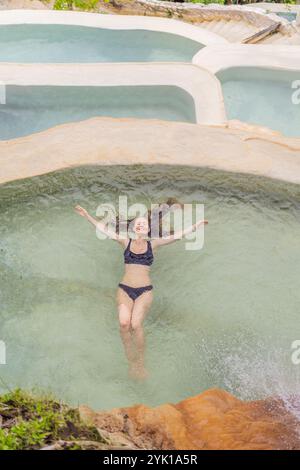 Weibliche Touristen in den heißen Quellen von Grutas Tolantongo, Mexiko. Abenteuer, Entspannung und natürliches Wellness-Konzept Stockfoto