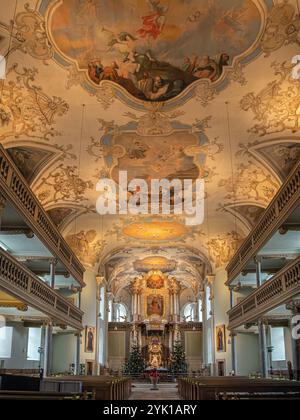 ERLANGEN, DEUTSCHLAND - 15. DEZEMBER 2023: Innenraum der barocken Neustädter Kirche, erbaut 1722–1737, auch die Universitätskirche der Friedrich-Alexander- Stockfoto