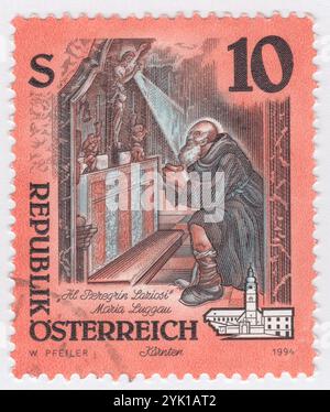 ÖSTERREICH - 26. August 1994: 10 Schilling-Briefmarke mit dem Altar, St. Peregrinus betend in der Mariä-Schneemädchen-Wallfahrtskirche Maria Schnee (Maria Luggau) in Lesachtal, Kärnten Stockfoto