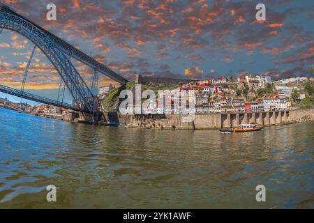 Porto, Portugal-11. April 2024: Blick auf die Fernandine-Mauern von Porto, die Seilbahn dos Guindais und die Häuser auf dem Hügel entlang der Av. Gustavo Eiffel. D Stockfoto