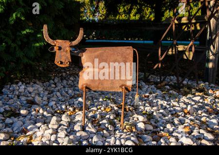 Kuhskulptur aus umgenutzten Teilen an der Tecumseh Road in Tilbury, Ontario, Kanada Stockfoto