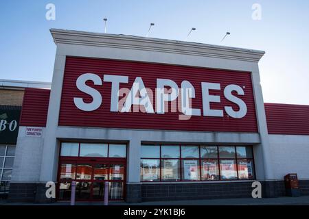 Staples Schild auf dem Seacliff Drive West in Leamington, Ontario, Kanada Stockfoto