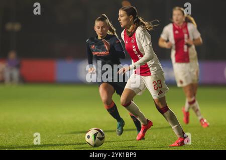 Amsterdam, Niederlande. November 2024. AMSTERDAM, NIEDERLANDE - 16. NOVEMBER: Lotte Keukelaar aus Ajax spielt mit dem Ball während des Azerion Vrouwen Eredivisie Spiels zwischen Ajax und FC Utrecht am 16. November 2024 im Sportpark de Toekomst in Amsterdam. (Foto von Hans van der Valk/Orange Pictures) Credit: Orange Pics BV/Alamy Live News Stockfoto