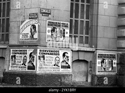 Peronistische politische Plakate kündigen Juan Domingo Perón Rückkehr nach Argentinien nach einem 17-jährigen Exil an, Buenos Aires, Argentinien, 17. November 1972. Stockfoto