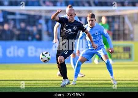 Manuel Stiefler (Unterhaching, 8) am Ball, dahinter Julian Guttau (TSV 1860, 7), 16.11.2024, München (Deutschland), Fussball, BFV Verbandspokal, Viertelfinale, TSV 1860 München - SpVgg Unterhaching Stockfoto