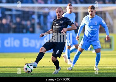 Manuel Stiefler (Unterhaching, 8) am Ball, dahinter Julian Guttau (TSV 1860, 7), 16.11.2024, München (Deutschland), Fussball, BFV Verbandspokal, Viertelfinale, TSV 1860 München - SpVgg Unterhaching Stockfoto