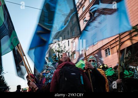 Rom, Klimaparade, organisiert von Legambiente, eine nationale Mobilisierung, um die COP 29 um ein konkretes Engagement für den ökologischen Wandel zu bitten. Die Veranstaltung findet anlässlich der COP29 in Aserbaidschan statt, um Druck auf die führenden Politiker der Welt auszuüben, konkrete Maßnahmen zur Bekämpfung des Klimawandels und des Verlusts an biologischer Vielfalt zu ergreifen, und zwar am 16. November 2024 in Rom, Italien. Copyright: XAndreaxCalandrax Stockfoto