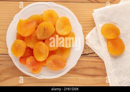 Süße getrocknete Aprikosen mit hausgemachten Gerichten auf einem Holztisch, Nahaufnahme, Blick von oben. Stockfoto