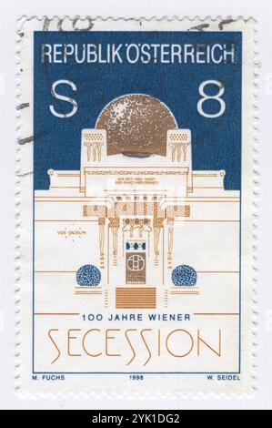 ÖSTERREICH - 13. März 1998: 8 Schilling mehrfarbige Briefmarke mit Kunstwerk Wiener Secession, 100. Jahrestag. Die Wiener Secession ist eine Kunstbewegung, die eng mit dem Jugendstil verwandt ist und 1897 von einer Gruppe österreichischer Maler, Grafiker, Bildhauer und Architekten gegründet wurde, darunter Josef Hoffman, Koloman Moser, Otto Wagner und Gustav Klimt. Sie traten aus Protest gegen die Unterstützung traditionellerer künstlerischer Stile aus dem österreichischen Künstlerverband zurück Stockfoto