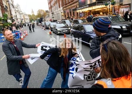 London, Großbritannien. 16. November 2024. Israelische Gegenproteste während des Marsches für Klimagerechtigkeit. Die Gegenprotestierenden versuchten, den marsch in der Nähe des Trafalgar Square zu stoppen, aber ihr Versuch war kurzlebig, als eine Frau, die am klimamarsch teilnahm, das Banner abriss und die Polizei intervenierte, um die Situation zu beruhigen. Anrede: Andrea Domeniconi/Alamy Live News Stockfoto