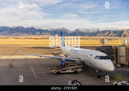 BOZEMAN, MT, 12. NOVEMBER 2024: Ansicht eines Flugzeugs von United Airlines auf dem Bozeman Yellowstone International Airport BZN. Stockfoto