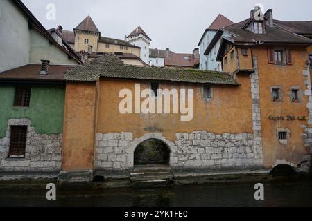 Downtown Annecy, Alpen, Frankreich mit farbenfrohen Gebäuden an einem stürmischen Tag Stockfoto